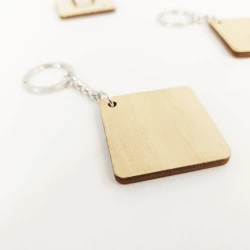 Llavero de madera con letras de Scrabble personalizado - ¡Haz que tus llaves sean más divertidas.