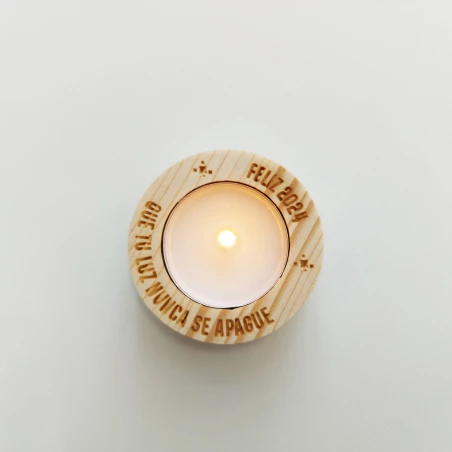 Vela y portavela personalizado de madera para tus invitados